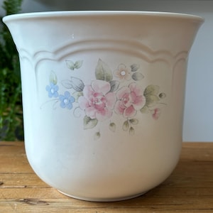 Pfaltzgraff large canister, holds 3 quarts, no lid.