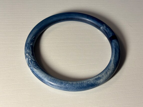 Vintage Lucite bangle bracelet, denim blue and wh… - image 2