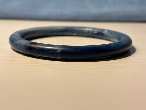 Vintage Lucite bangle bracelet, denim blue and wh… - image 8