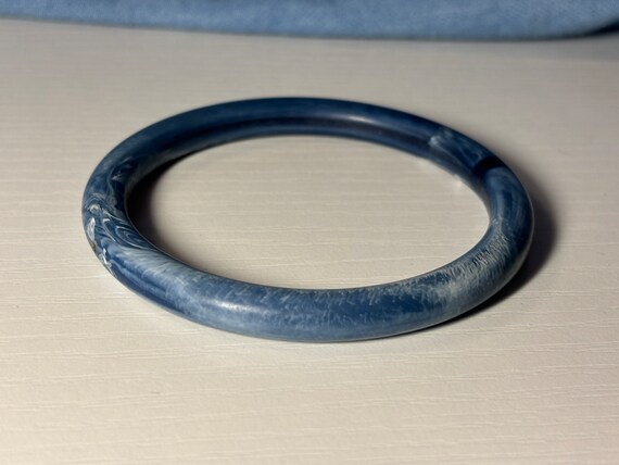 Vintage Lucite bangle bracelet, denim blue and wh… - image 1