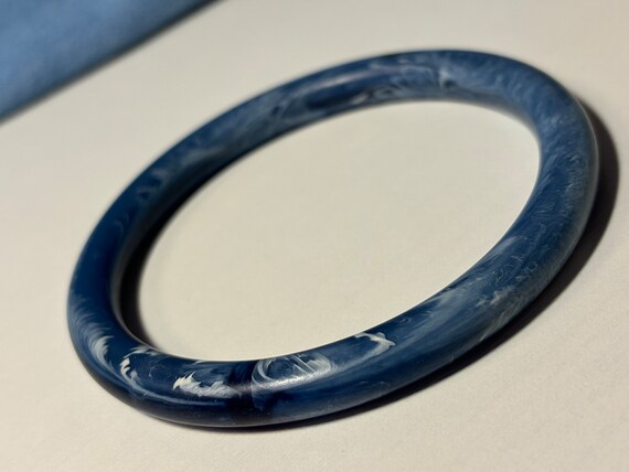 Vintage Lucite bangle bracelet, denim blue and wh… - image 5