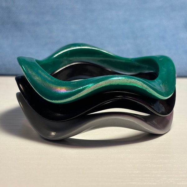 Vintage Lucite bangles, set of three wavy bracelets, black, gray, iridescent teal, stackable.