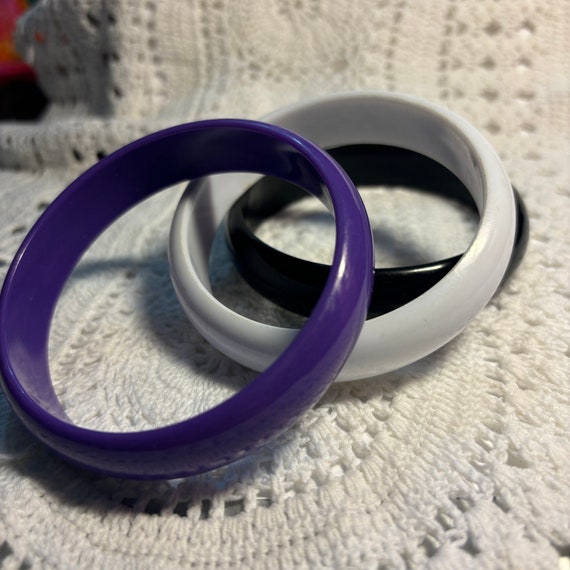Set of 3 Lucite Bracelet Bangle Purple Green Vtg Round Retro  🌸 Vintage 1970\'s Groovy Purple & Cream Lucite Bangle Bracelet Set (3) main image 2