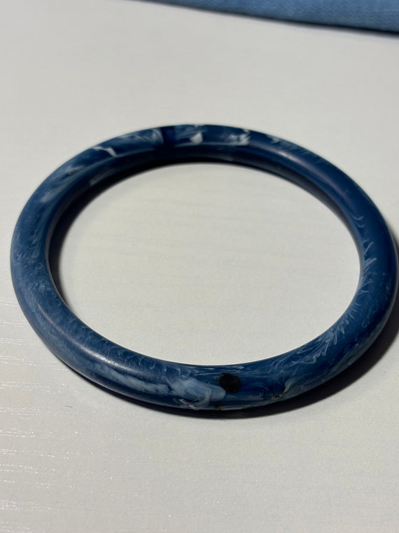 Vintage Lucite bangle bracelet, denim blue and wh… - image 4