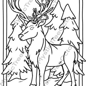 Peut inclure: Un dessin au trait en noir et blanc d'un renne avec de grands bois, décoré d'une guirlande, se tenant devant plusieurs arbres à feuilles persistantes stylisés. L'image est encadrée d'un bord noir.