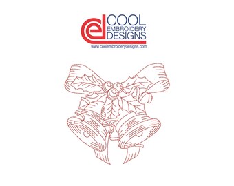 Op de afbeelding: Rode lijntekening van kerstklokken met een strik en hulstbladeren. De klokken zijn gedetailleerd met lijnen en de strik en hulst bevinden zich boven de klokken. Het logo van Cool Embroidery Designs staat linksboven.