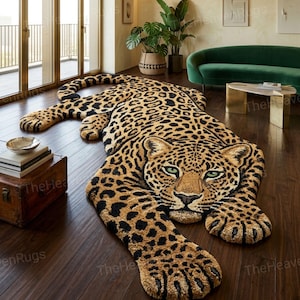Könnte beinhalten: Ein großer, geformter Teppich, der einem liegenden Leoparden nachempfunden ist. Der Teppich zeigt ein realistisches Leopardenmuster in Beige und Schwarz mit einem detaillierten Kopf, ausgestreckten Vorderpfoten und einem langen Schwanz.