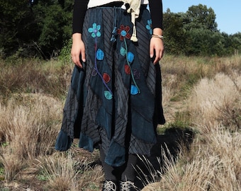 Handgemaakte boho patchwork maxi-rok – bloemenapplicatie, verstelbare taille