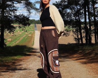 Spodnie boho z bawełny stonewashed – ręcznie robione nepalskie spodnie z grzybami – brązowe