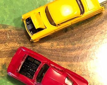 ERTL Set de 2 coches de colección clásicos a escala: Corvette de 1963 y Chevy del 57.