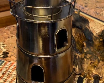 Portabotellas de vino con forma de faro de metal