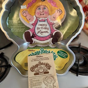 vintage 1984 Moule à gâteau pour enfants avec écusson Chou wilton, complet avec insert et instructions