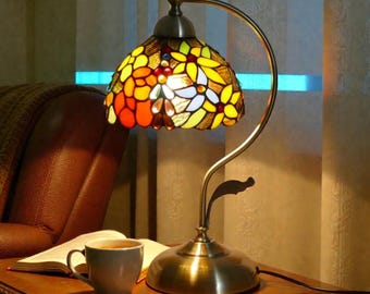 Lampada da tavolo in vetro colorato Tiffany / Lampada da comodino antica in stile Art Nouveau / Decorazione con luce notturna vintage