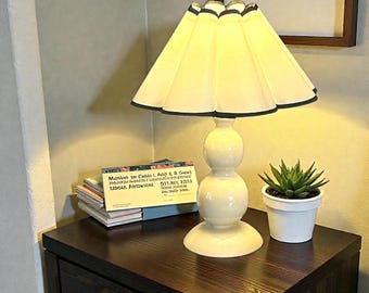 Lampada da tavolo plissettata con paralume a conchiglia / Lampada da comodino in metallo color crema / Decorazione da scrivania in stile vintage