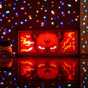Pu&ograve; includere: Un'opera d'arte in stile anime illuminata di rosso con il volto di un personaggio dai lineamenti marcati e dagli occhi intensi. L'opera &egrave; incorniciata in una scatola di legno rettangolare, con un riflesso a specchio sottostante. Lo sfondo &egrave; uno spazio scuro con luci bokeh colorate.