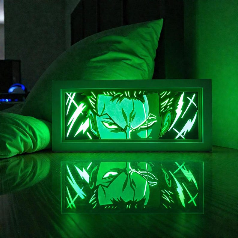 Pu&ograve; includere: Un'opera d'arte rettangolare illuminata di verde, raffigurante un volto stilizzato con occhi intensi e accenti di fulmini. L'opera &egrave; in una cornice bianca, che proietta una luce verde sulla superficie sottostante. Il tema generale &egrave; in stile fumetto o anime.