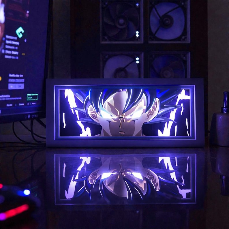 Pu&ograve; includere: Un'opera d'arte rettangolare e illuminata con un personaggio con capelli blu e occhi intensi. L'opera d'arte &egrave; racchiusa in una cornice bianca ed emette un bagliore blu vibrante, creando un effetto visivo sorprendente. L'immagine si riflette sulla superficie sottostante.