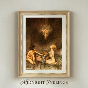 Op de afbeelding: Een ingelijste kunstdruk met een donkere, sfeervolle illustratie van twee figuren die knielen voor een houten kist, met een gloeiende, etherische figuur die erboven zweeft in een lichtstraal. De lijst is van licht hout met een kralenrand.