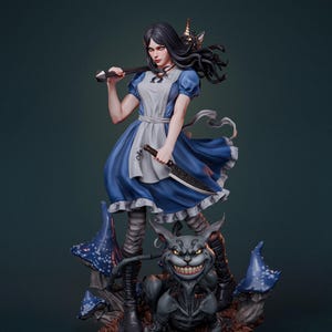 Può includere: Statuetta dettagliata di Alice nel Paese delle Meraviglie, vestita con un abito blu e un grembiule bianco, che tiene in mano una mazza e un coltello. Un sorridente Stregatto è seduto sotto. La base presenta funghi blu e un'ambientazione scura e dettagliata.