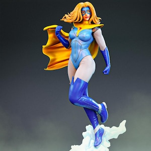 Könnte beinhalten: Eine Superheldenfigur in dynamischer Pose, mit einem blau-gelben Kostüm und einem fließenden Umhang. Die Figur hat blondes Haar und steht auf einer wolkenartigen Basis mit Leuchteffekt. Detailliertes und lebendiges Design.