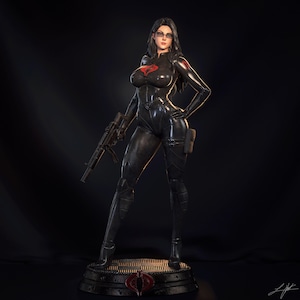 Könnte beinhalten: Detaillierte Statue einer Frau in einem schwarzen Body, die ein Gewehr hält. Sie trägt eine Brille und hat lange schwarze Haare. Die Statue hat ein rotes Cobra-Emblem auf der Brust und steht auf einem Sockel mit dem Cobra-Logo.