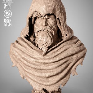 Peut inclure: Buste détaillé d'une figure barbue portant une cape à capuche. La sculpture est de couleur marron clair et présente des textures complexes sur la cape et la barbe. Le buste est étiqueté "Green Arrow" et "1/4 Scale".