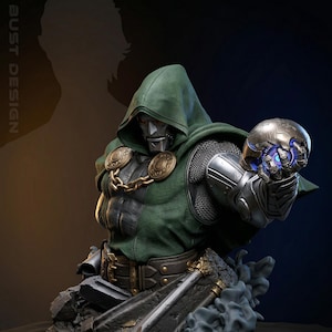 Puede incluir: Busto detallado de un personaje con una capa con capucha verde y una máscara metálica, sosteniendo un orbe futurista brillante. La figura tiene detalles dorados y una cadena alrededor del cuello. El busto está sobre una base rocosa, con el texto "BUST DESIGN".