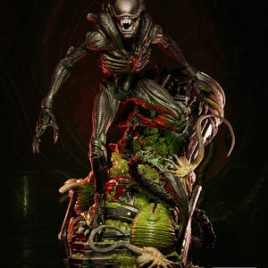 Puede incluir: Una detallada figura de Alien con aspecto metálico, en una pose amenazante, con dientes afilados y apariencia esquelética. La figura se alza sobre una base biomecánica con elementos verdes y marrones. El texto "AVAILABLE ON PATREON" es visible.