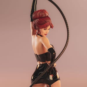 Peut inclure: Une figurine de femme aux cheveux roux, vêtue d'un corset, d'une jupe et de gants noirs, tenant un fouet noir. La figurine est posée sur un fond rose clair, avec l'accent mis sur les détails de la tenue et du fouet.