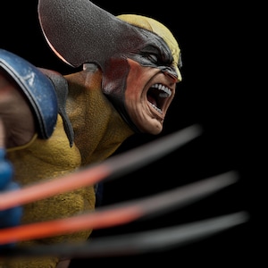 Könnte beinhalten: Eine detaillierte Figur des Charakters Wolverine mit einem gelb-blauen Anzug, einer dunklen Maske mit spitzen Ohren und einem offenen Mund. Drei lange, scharfe, metallische Krallen ragen aus der Hand hervor, die im Vordergrund positioniert ist.