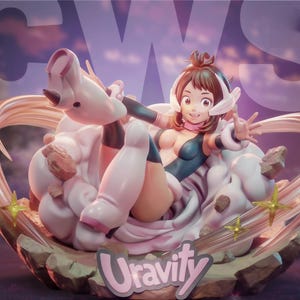 Könnte beinhalten: Detaillierte Figur eines Charakters aus der Anime-Serie My Hero Academia. Die Figur zeigt Ochaco Uraraka, auch bekannt als Uravity, in einer dynamischen Pose, umgeben von einer wolkenartigen Basis. Die Figur trägt ein Outfit in Schwarz und Teal mit rosa Akzenten. Die Basis trägt das Wort "Uravity".