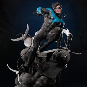 Può includere: Statua dettagliata di un supereroe in posa dinamica, vestito con un costume nero e blu, che tiene due manganelli. La figura è su una base di pietra con un mantello ed effetti di fumo stilizzati. Il testo "1-6 SCALE" è visibile.