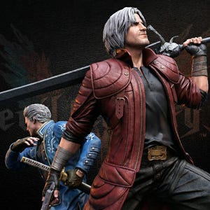 Peut inclure: Statue détaillée d'un personnage de Devil May Cry 5, vêtu d'une veste en cuir rouge et tenant une grande épée. La figurine a les cheveux blancs et est posée de manière dynamique sur un fond sombre. Le logo du jeu est visible.
