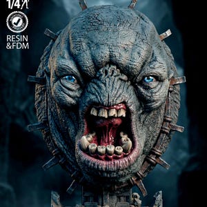 Pode incluir: Uma escultura detalhada, em tons de cinza, da cabeça de uma criatura com a boca aberta, revelando dentes e um interior vermelho. A escultura tem olhos azuis e pontas de metal. A base diz "LORD OF THE RINGS". A escala é 1/4.