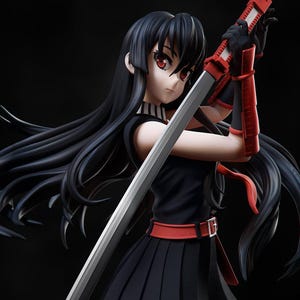 以下が含まれることがあります： 長い黒髪と赤い目の女性アニメキャラクターの精巧なフィギュア。赤い柄の銀色の剣を持っています。彼女は赤いベルトとアクセントが付いた黒い衣装を着ています。フィギュアは暗い背景に設定されています。