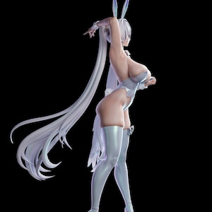 以下が含まれることがあります： 長い白髪と高いウサギの耳を持つキャラクターの、アニメスタイルのコレクター向けフィギュア。白いレオタード、お揃いの太ももまでのストッキング、ハイヒールを着用し、六角形の台座の上に立っている。
