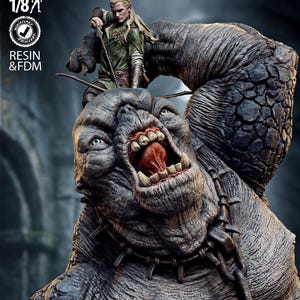 Pode incluir: Uma estátua em miniatura detalhada em resina e FDM retratando uma cena de fantasia. Um guerreiro com armadura verde está em cima de uma grande criatura monstruosa com a boca aberta. A estátua é em escala 1/8.