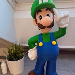 Luigi-figur 50 cm | Super Mario-dekoration | 3D-utskriven figur gjord av PLA | Stor speldekoration | Nintendo-fanpresent | Luigi-staty