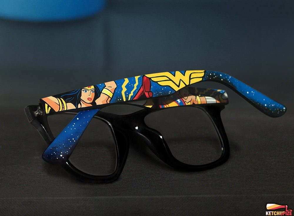 Accessoires Zonnebrillen & Eyewear Zonnebrillen Wonder Woman zonnebril gepersonaliseerde aangepaste Wayfarers geek vriendin cadeau voor geek vrouw cadeau voor moeder dochter moeder stripboek vrouwendag 