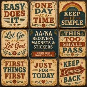 Könnte beinhalten: Eine Sammlung von neun quadratischen Schildern mit Genesungssprüchen in abgenutzter Optik. Der Text umfasst Easy Does It, One Day At A Time, Keep It Simple, Let Go And Let God, AA/NA Recovery Magnets & Stickers, This Too Shall Pass, First Things First, Just For Today und Keep Coming Back.