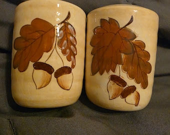 Salero y pimentero de cerámica con diseño de hojas de otoño y bellotas, completos con tapones.