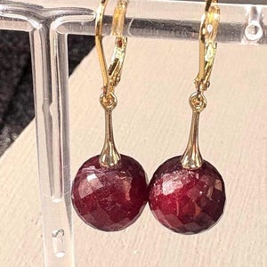 Pendientes de rubí, chapados en oro, piedras preciosas naturales grandes de 12 mm, piedra de nacimiento de julio. Regalo para mamá.