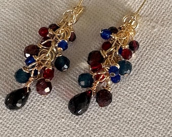 Pendientes de granate y zafiro. Engaste chapado en oro. Piedra de nacimiento de enero. Hechos a mano. Una pieza llamativa.