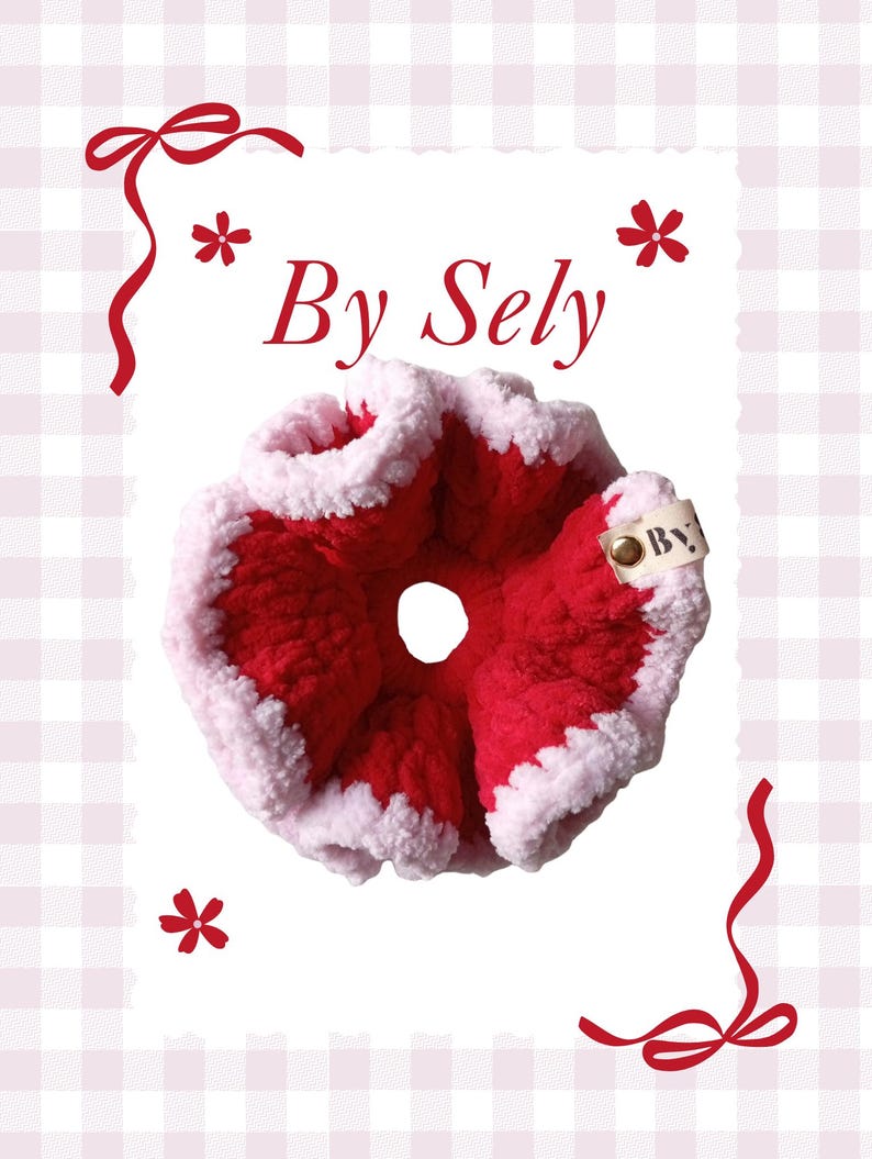 以下が含まれることがあります： 「By Sely」の文字が入ったタグが付いた、手作りの赤と白のシュシュ。 シュシュは柔らかく、質感のある素材で作られています。 装飾的な赤いリボンと花が、白い背景のシュシュを囲んでいます。