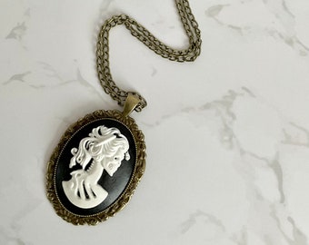 Noir Elegance Pendant