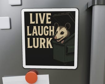 Magnes na lodówkę z napisem "Live Laugh Lurk Possum", zabawny magnes na lodówkę z napisem "Dumpster Opos", magnes na lodówkę z napisem "Trash Panda", uroczy prezent w postaci stworka, dekoracja w stylu retro z napisem "Possum"