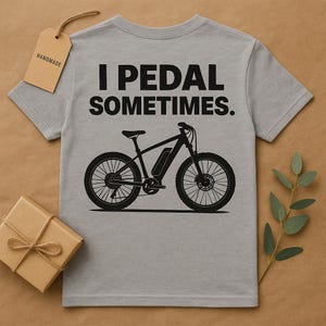 Camiseta divertida para hombre con el mensaje "A veces pedaleo", camiseta de bicicleta de montaña eléctrica