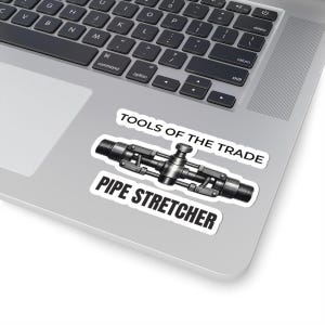 Peut inclure: Un autocollant représentant un tendeur de tuyau, un outil utilisé en plomberie ou en métallurgie. Le texte "TOOLS OF THE TRADE" et "PIPE STRETCHER" est affiché en gras. L'autocollant est placé sur un ordinateur portable.
