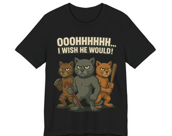 Op de afbeelding: Zwart t-shirt met een cartoonafbeelding van drie katten met dreigende blikken. Eén kat houdt een koevoet vast, een andere een honkbalknuppel. De tekst boven de katten luidt "OOOHHHHHH... I WISH HE WOULD!"