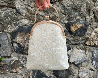 Bolso de mano estilo victoriano con asa y cierre de beso en color crema marfil, cartera tipo sobre con marco, cartera tipo sobre para dama de honor, con marco dorado